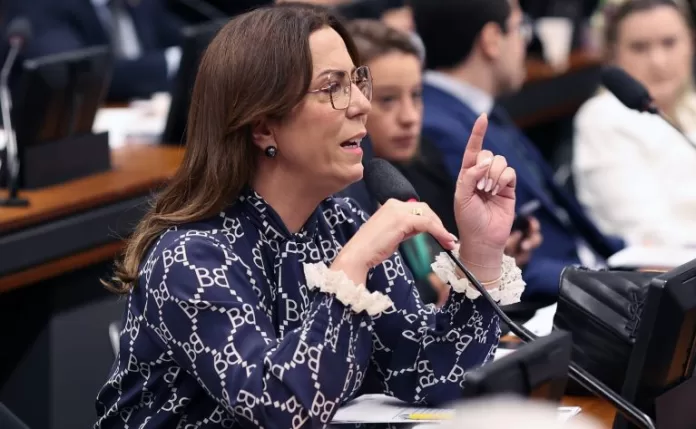 Delegada Katarina fala durante reunião de comissão