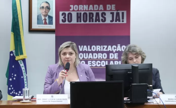 Luciene Cavalcante fala durante reunião de comissão