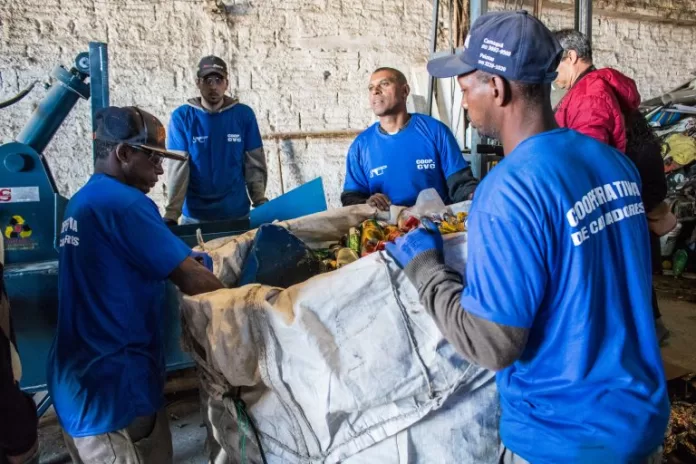 Meio Ambiente - lixo e reciclagem - latinhas alumínio catadores (Cooperativa de Reciclagem da Vila Castilhos, Pelotas-RS)