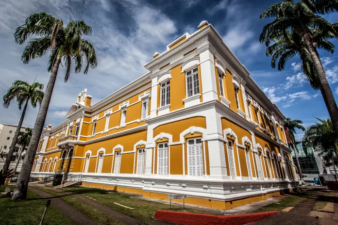 Palácio da Instrução é um dos imóveis tombados como patrimônio cultural do Estado