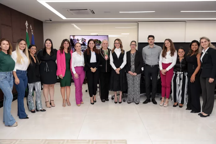 Primeira-dama Virginia Mendes apresenta Programa SER Família Mulher para representantes de órgãos parceiros