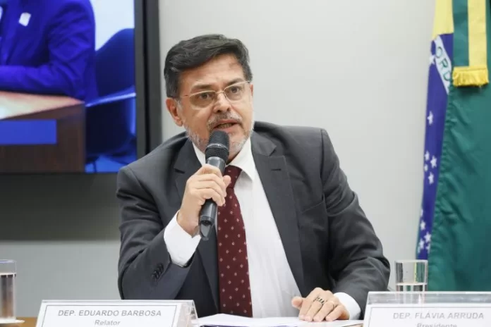 Deputado Eduardo Barbosa fala ao microfone