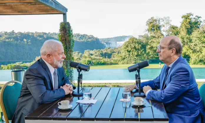 Lula e o jornalista Marcos Uchôa durante o programa 'Conversa com o Presidente'