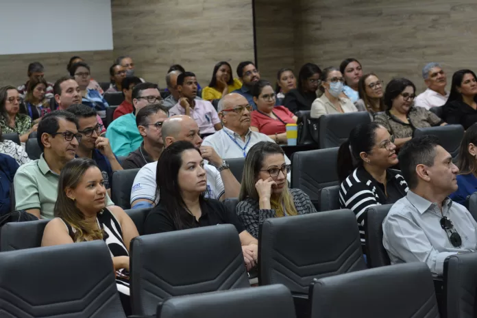 Servidores fazendários que trabalham no atendimento ao contribuinte participam de palestra.