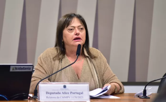 Deputada Alice Portugal (PCdoB-BA) apresenta relatório na comissão mista que analisa a Medida Provisória 1170/23