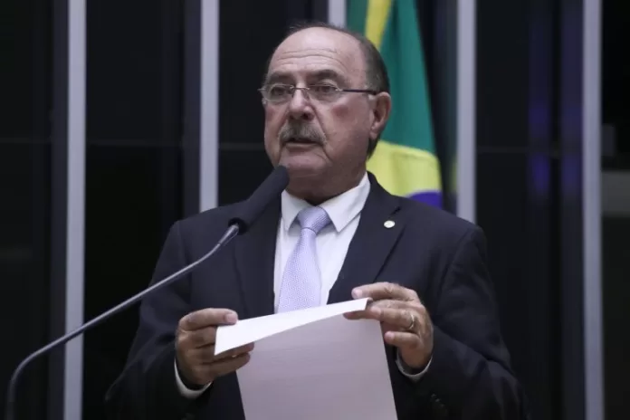 Doutor Zacharias Calil discursa na tribuna do Plenário