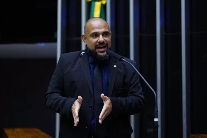 Sargento Portugal discursa na tribuna do Plenário