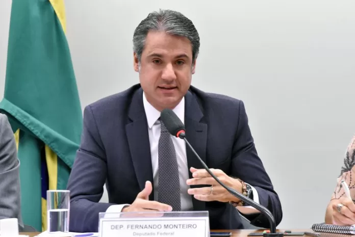 Fernando Monteiro fala durante reunião de comissão