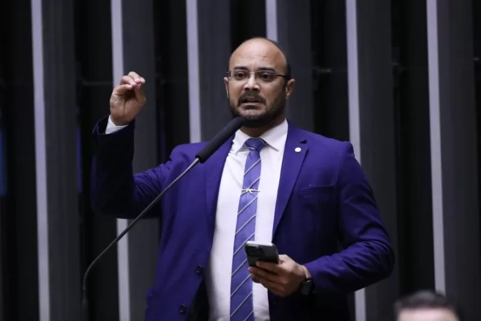 Capitão Alden discursa na tribuna do Plenário