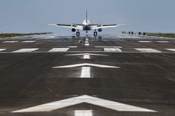 Transporte - aviação - avião - aeroporto - transporte aéreo - Licenciamento ambiental impulsionou leilão do aeroporto de Foz do Iguaçu