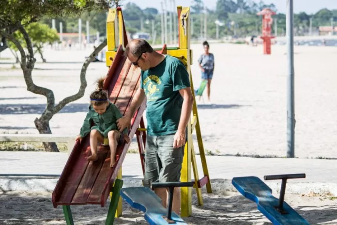 Família - paternidade pai filha brincadeiras infância lazer (Praia do Laranjal, Pelotas-RS)