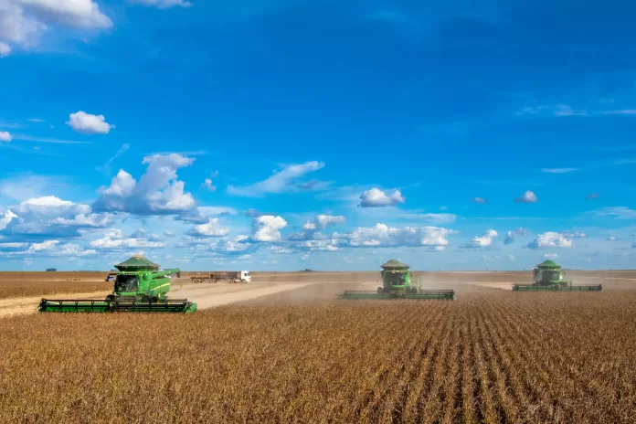 Colheitadeiras de soja trabalhando em fazenda no oeste da Bahia.