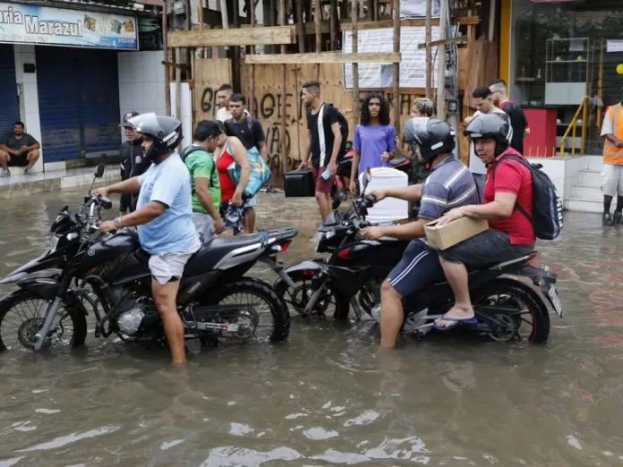 Cidades - catástrofe - enchente - Moradores e comerciantes da comunidade de Rio das Pedras, zona oeste da cidade, sofrem com alagamentos devido às chuvas intensas que causaram estragos em vários pontos do Estado do Rio de Janeiro.