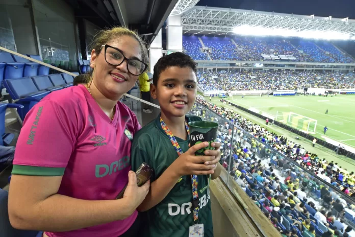 Laiza Salustino e o filho Luiz Gustavo, durante jogo do Cuiabá e Flamengo