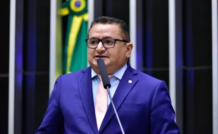 Deputado Prof. Reginaldo Veras (PV-DF) fala no plenário da Câmara dos Deputados