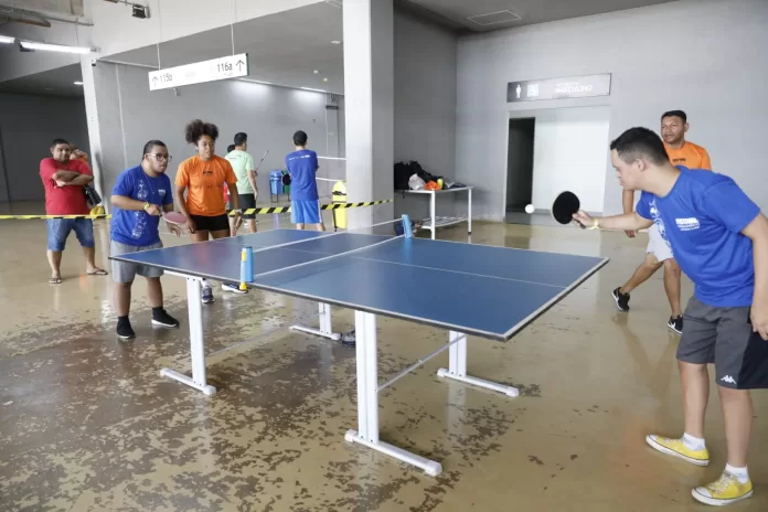 Os amigos Luiz Gabriel e Marcos Vinicius jogam tênis de mesa