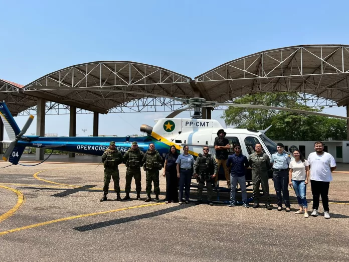 Rony (no alto na foto) conheceu as instalações do Ciopaer e realizou um passeio de helicóptero