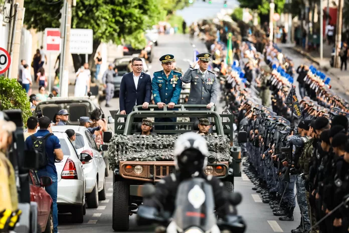 Autoridades abrem o desfile na Avenida Getúlio Vargas, em Cuiabá