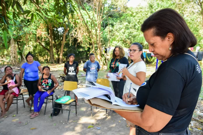 Cadastramento e entrega de cartões do Programa SER Família Indígena e Inclusivo para indígenas venezuelanos da etnia Warao