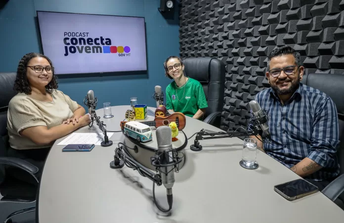 Secretário adjunto de Cultura, Jan Moura, e a produtora audiovisual Alessandra Grandini, em episódio do podcast Conecta Jovem