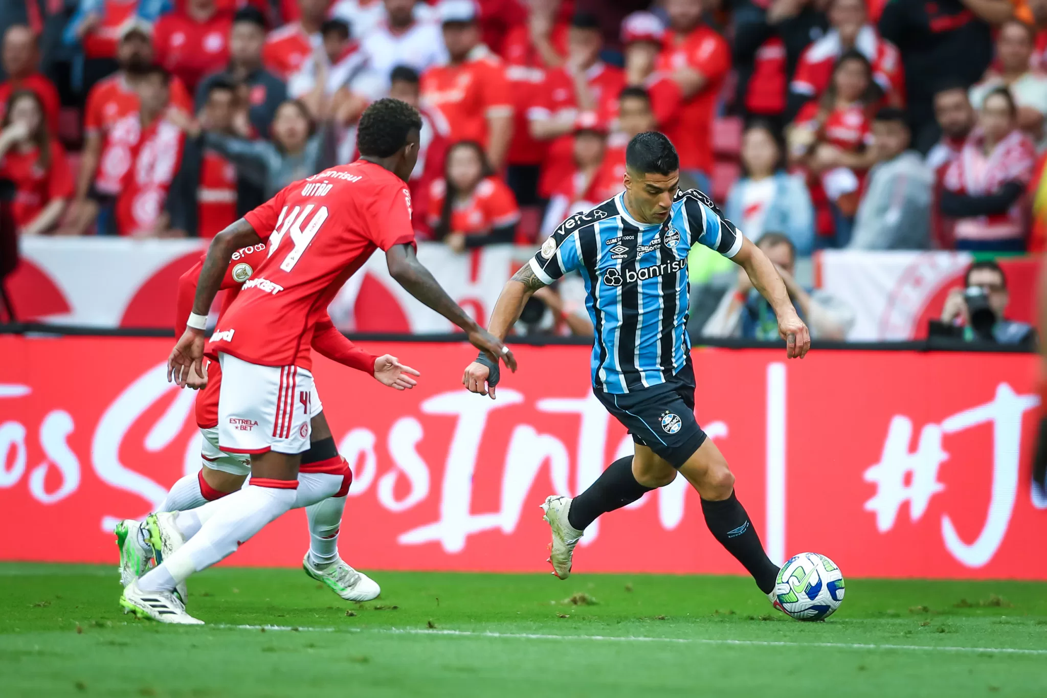 Internacional vence Red Bull Bragantino e abre distância do Z4 no