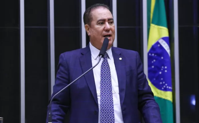 Deputado Jonas Donizette fala ao microfone