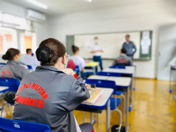 A matrícula deve ser feita presencialmente na unidade escolar