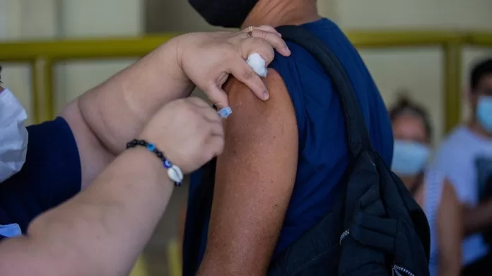 Vacinação de grupos de risco é principal desafio no combate à covid-19