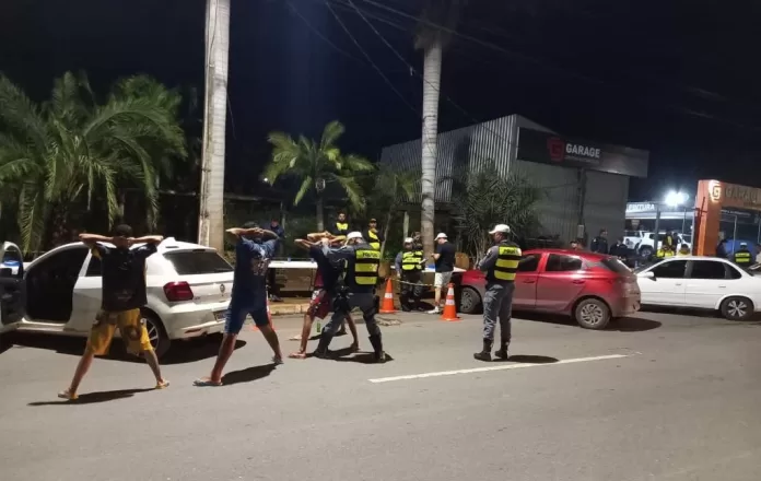  Sete motoristas foram detidos em flagrante por embriaguez ao volante na madrugada desta sexta-feira (12.01), durante a 2ª edição Operação Lei Seca, que ocorreu de forma simultânea em dois pontos da Avenida das Torres, em Cuiabá. As prisões foram realizadas de acordo com o artigo 306 do Código de Trânsito Brasileiro (CTB), que estabelece a direção sob efeito de álcool como crime de trânsito. 
A fiscalização teve início por volta de 1h e resultou na confecção de 65 autos de infração, sendo 13 por conduzir veículo sob efeito de álcool, 10 por recusa do teste de bafômetro, 5 por conduzir veículo sem CNH, 23 por conduzir veículo sem registro ou não licenciado e 14 por infrações diversas. 
Ainda na operação, os agentes fiscalizaram 153 veículos, autuaram 46 e removeram 43. Ao todo, 132 condutores foram submetidos ao teste do etilômetro.
De acordo com o artigo 306 do Código de Trânsito Brasileiro (CTB), condutores que estiverem com a capacidade psicomotora afetada em razão do álcool têm como pena detenção de seis meses a três anos, multa e suspensão ou proibição de ter permissão ou habilitação para conduzir veículo automotor.
A Operação Lei Seca é realizada pela Secretaria de Estado de Segurança Pública (Sesp-MT), sob a coordenadoria do Gabinete de Gestão Integrada (GGI), com as equipes do Batalhão de Trânsito (BPMTran), Polícia Militar, Delegacia de Trânsito (Deletran) da Polícia Judiciária Civil, Departamento Estadual de Trânsito (Detran), Guarda Municipal, Corpo de Bombeiros (CBM-MT), Polícia Penal, Sistema Socioeducativo, Polícia Rodoviária Federal e Secretaria de Mobilidade Urbana (Semob).
 
