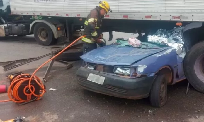 Acidente mata mãe e deixa filhos de 3 e 12 anos feridos após carro entrar embaixo de carreta em Goiás – Rede da Notícia