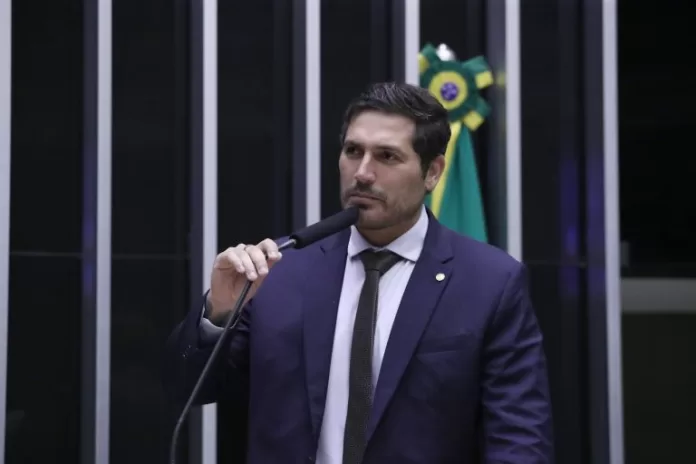 Luciano Vieira discursa na tribuna do Plenário