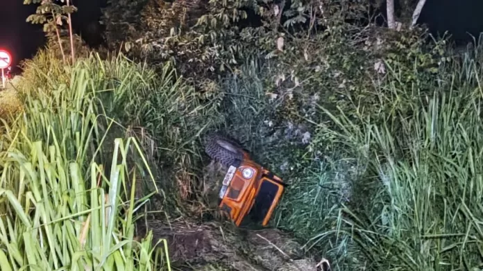 Homem morre após carro sair da pista e tombar em barranco de rodovia estadual