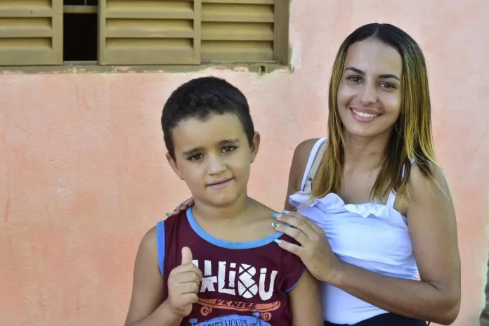 Valdete Paula da Silva Santos e o filho dela, Wagner Éder, de 7 anos, um dos beneficiados com o programa