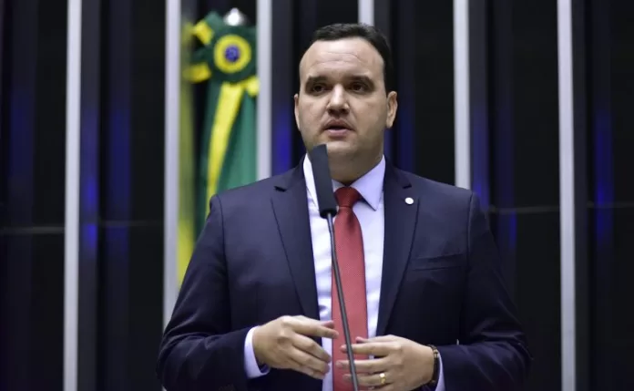 Luciano Amaral discursa na tribuna do Plenário