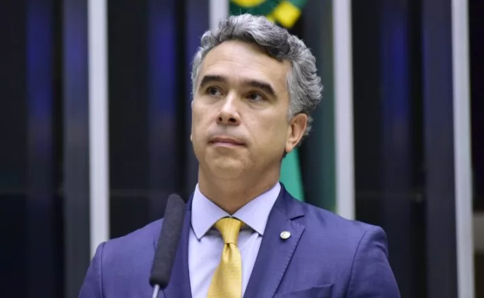 Rafael Brito discursa na tribuna do Plenário