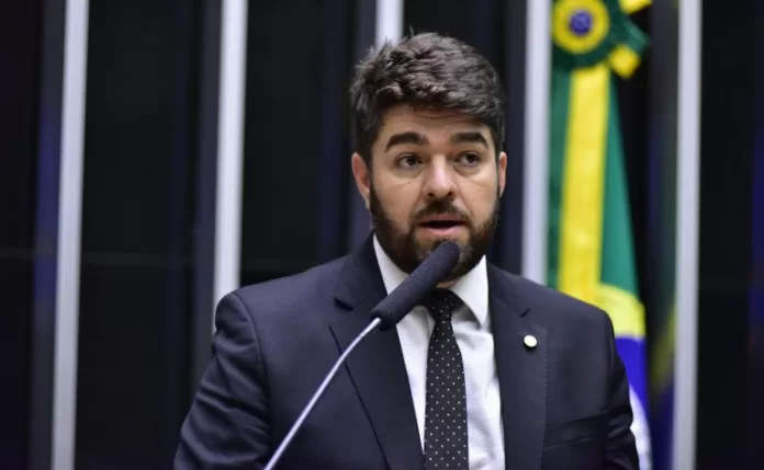 Zé Vitor discursa na tribuna do Plenário