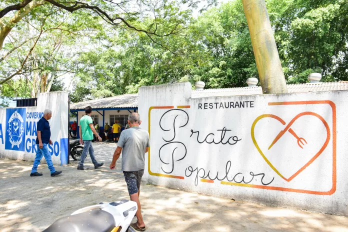 O Restaurante Prato Popular atende na unidade e também entrega marmitas para a população em situação de rua