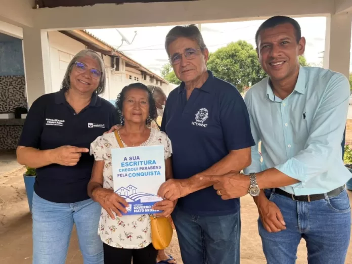 Após 42 anos de espera, moradora celebra o recebimento da escritura de sua casa pelo Governo de MT