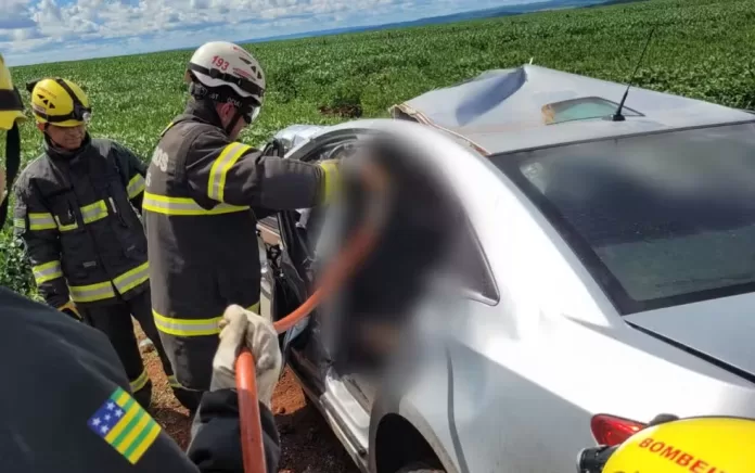 Padrasto, mãe e filho de 4 anos morrem após colisão carro e caminhão em Goiás