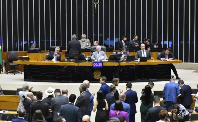 Plenário – Sessão Deliberativa. Dep. Alberto Fraga (PL - DF); dep. Gilberto Nascimento (PSD - SP); dep. Cabo Gilberto Silva (PL-PB); dep. Roberto Monteiro Pai (PL - RJ)