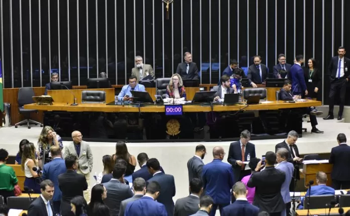 Plenário – Sessão Deliberativa. Dep. Luciano Alves (PSD - PR); dep. Maria do Rosário (PT - RS)