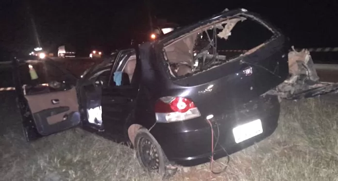 Carro colide contra caminhão abandonado na MT-423; passageiro morre