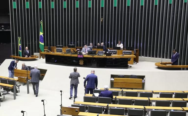 Deputados reunidos no plenário