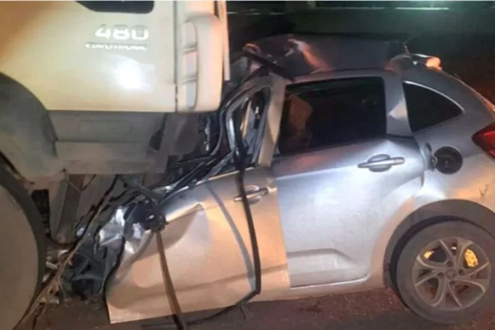 Dois jovens de 20 anos morrem ao bater carro em carreta no interior de MT