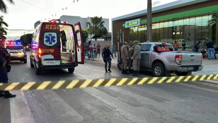 Dupla mata homem com tiro na cabeça na porta de banco