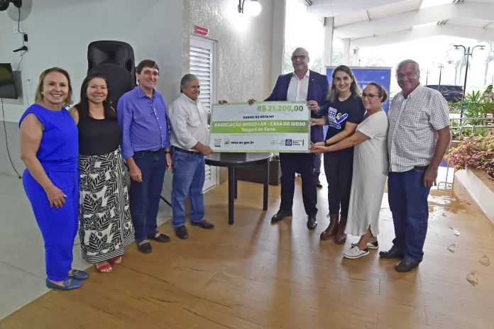 Entrega de cheque simbólico do Programa Nota MT à Associação Nosso Lar - Casa do Idoso, em Tangará da Serra.