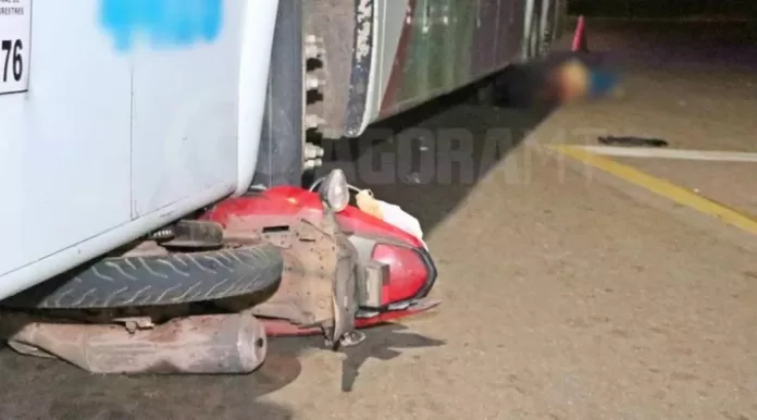 Homem perde a perna e morre ao bater motocicleta em ônibus