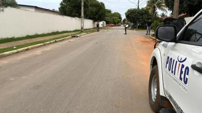 Homem tem cabeça esmagada ao ser atropelado em frente a colégio