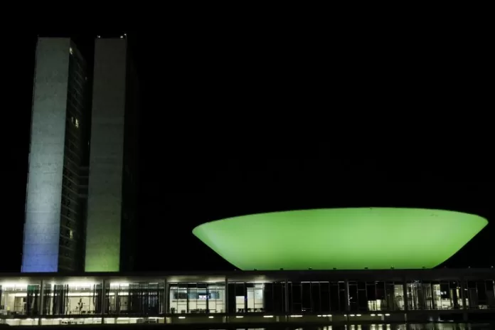 Câmara - geral - prédio iluminado - iluminação - Congresso iluminado de verde em homenagem a luta pelo combate ao coronavírus