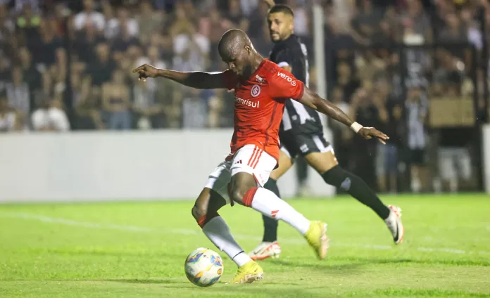 Internacional vence o Santa Cruz e segue na caça ao líder Grêmio